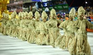 Viradouro é campeã do carnaval do Rio com homenagem a mulheres lavadeiras