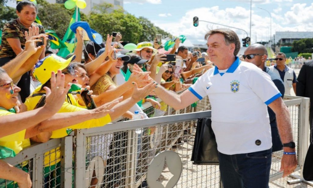 Quem defende abertura do comércio deveria fazer passeata, não carreata