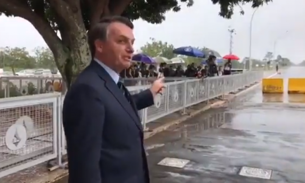Bolsonaro zomba de jornalistas: “Não estão com medo do coronavírus?”
