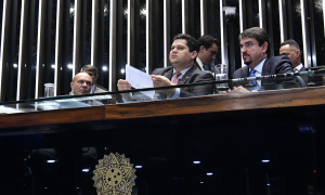 Bolsonaro tem vitória e Congresso mantém veto a Orçamento