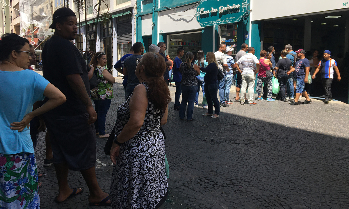 Brasileiros fazem filas em São Paulo para comprar produtos essenciais como o álcool em gel, em meio a pandemia. Foto: Paulo Pinto/Fotos Públicas 