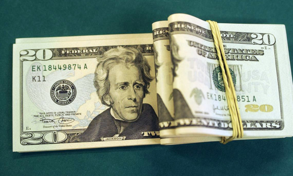 Sob impacto da pandemia do coronavírus, bolsa fecha em baixa e dólar sobe