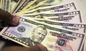Em mais um recorde, dólar sobe e fecha a R$ 4,58