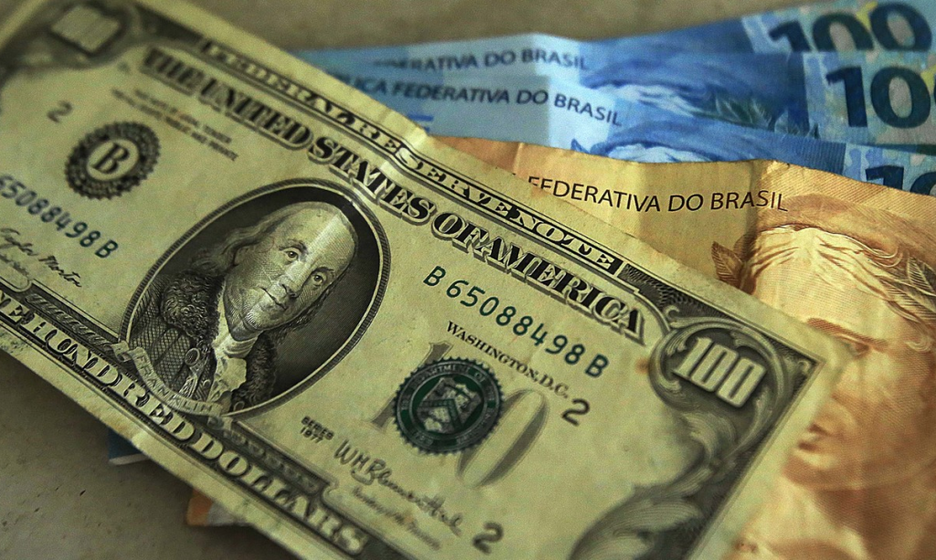 Bolsa despenca 13,92% e dólar fecha em novo recorde de R$ 5,06