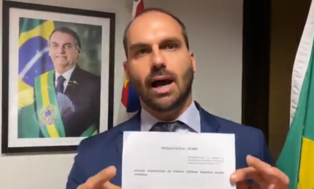 Eduardo Bolsonaro denuncia Cid Gomes por usar retroescavadeira contra motim
