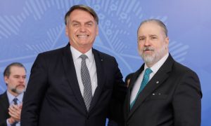 Alvo de inquérito, Bolsonaro se convida para ir à PGR e encontra com Aras