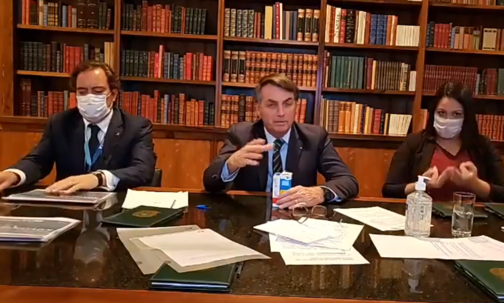 Bolsonaro ironiza infecções: “Brasileiro pula em esgoto e não pega nada”