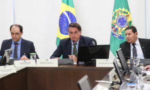 Em conflito com governadores, Bolsonaro promete pacote bilionário para estados e municípios