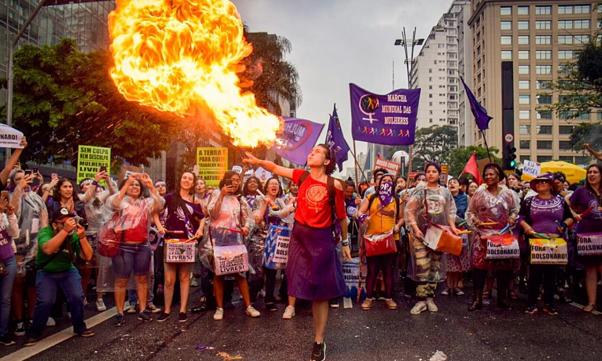 Mulheres marcham na Avenida Paulista no Dia Internacional da Mulher (Foto: Elineudo Meira) 
