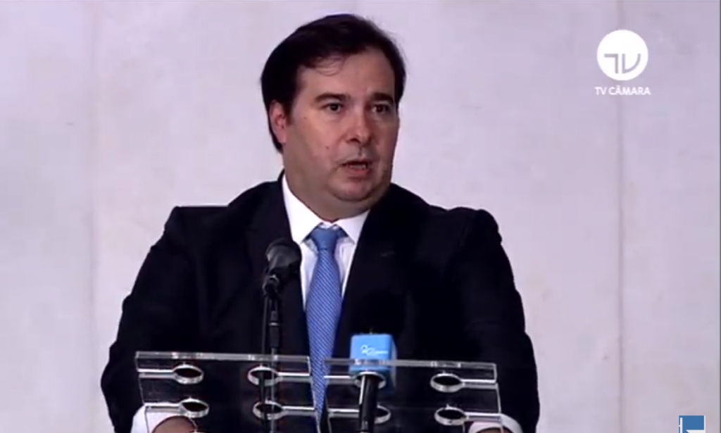Rodrigo Maia descarta impeachment de Bolsonaro: “Não há motivo”