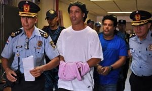 Ronaldinho Gaúcho continua em prisão preventiva no Paraguai e advogado contesta: “é irracional, arbitrária e leviana”