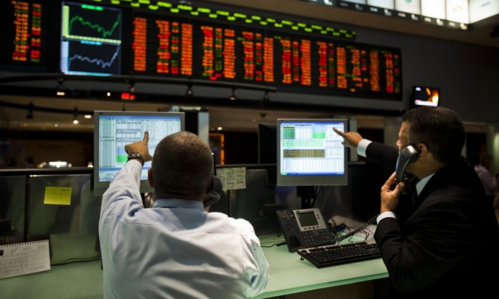 Bolsa opera em queda e dólar segue vendido acima de R$ 5
