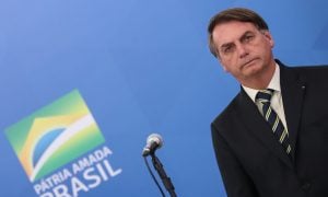 Bolsonaro compartilha vídeo que culpa governadores pela crise