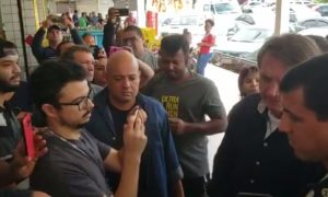 Bolsonaro ignora coronavírus, visita comércio e causa aglomeração no DF