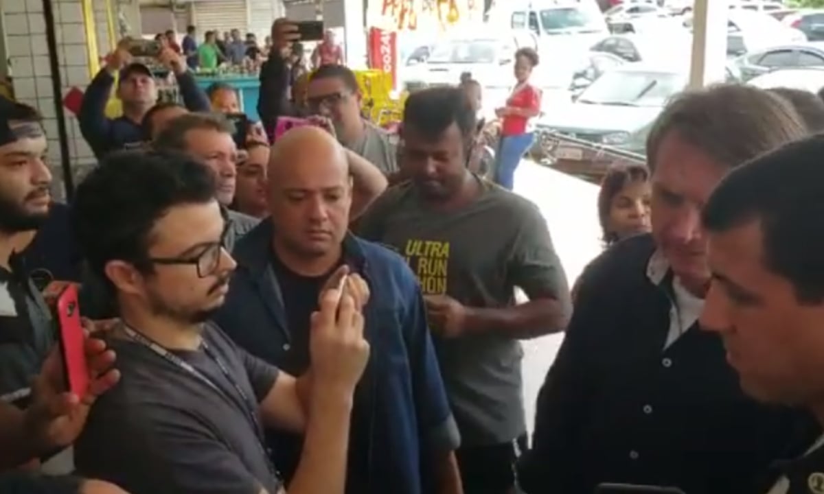 Bolsonaro ignora coronavírus, visita comércio e causa aglomeração no DF