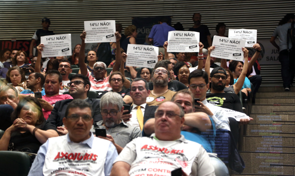 Alesp aprova reforma da Previdência em meio a tumultos