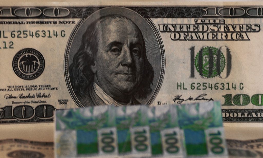 Após bater recorde, dólar opera em queda e chega a R$ 4,82