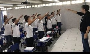 Estudantes de colégio particular do Recife postam foto fazendo saudação nazista