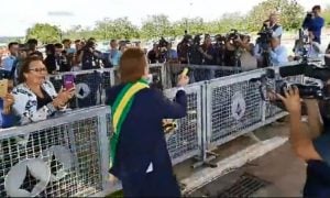 Bolsonaro usa ator para distribuir bananas a jornalistas na saída do Alvorada
