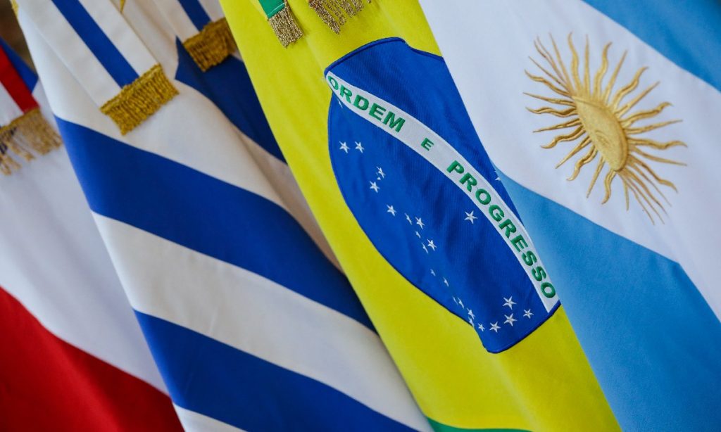 Brasil fecha fronteiras terrestres para conter coronavírus