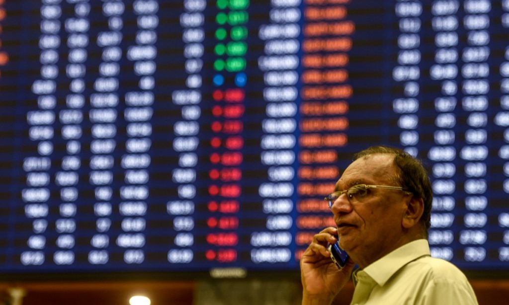 Bolsa fecha em alta de 4,85%, e dólar permanece nos 5 reais
