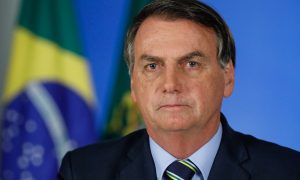 Na rua, Bolsonaro defende cloroquina: “Dando certo em tudo que é lugar”