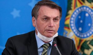 Bolsonaro critica governadores por “doses excessivas” de proteção contra coronavírus