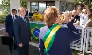 Entrega de bananas à imprensa faz parte de novo quadro de Carioca na Record