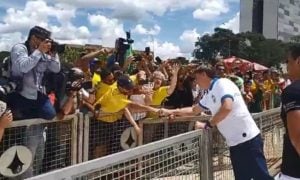 Bolsonaro sai de isolamento, participa de atos e aperta mão de apoiadores