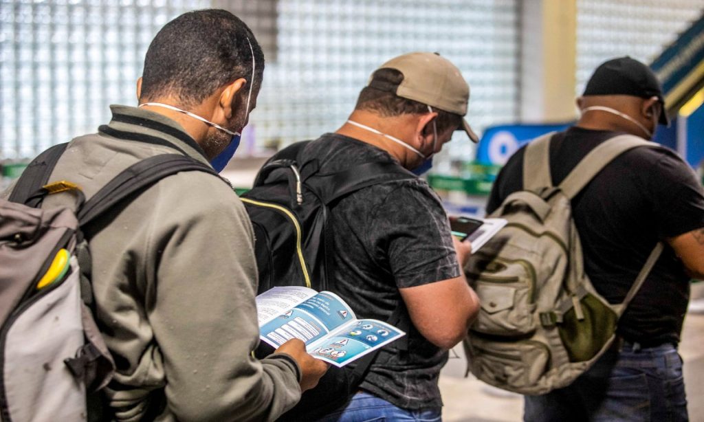 Em meio ao aumento da pandemia, capitais têm mais pessoas nas ruas