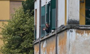 Italianos cantam das janelas de casa durante quarentena do coronavírus