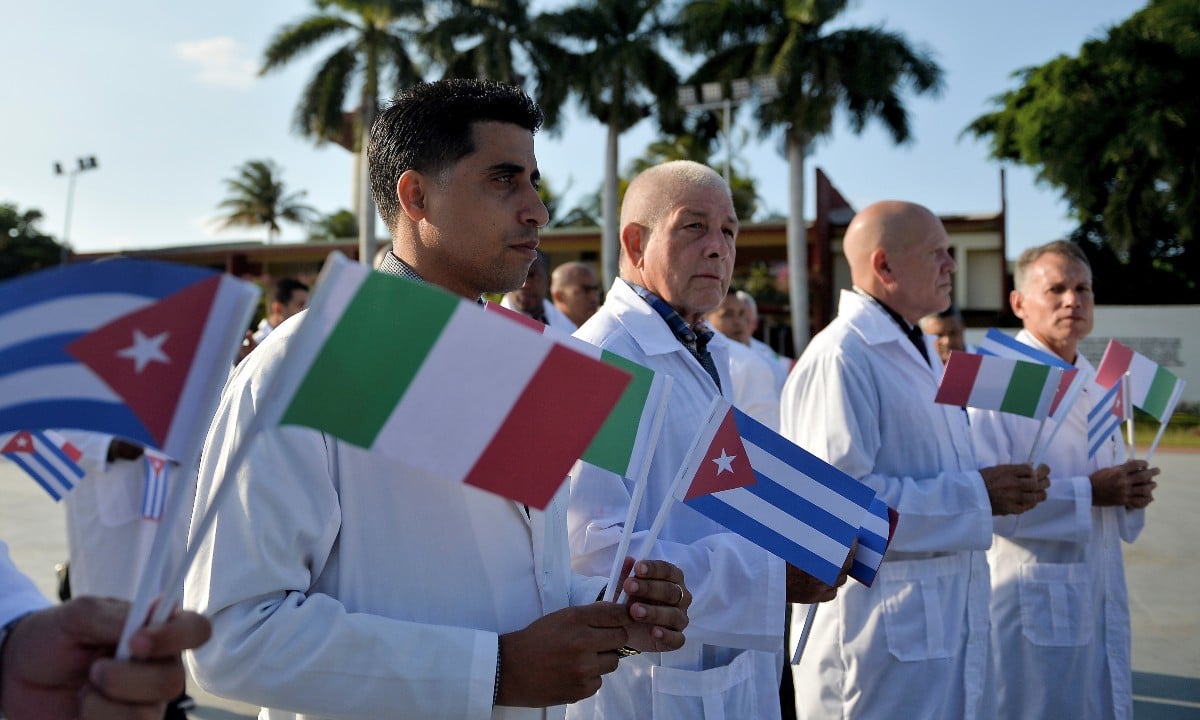 Médicos cubanos são enviados para dezenas de países. Foto: Yamil Lage/AFP 