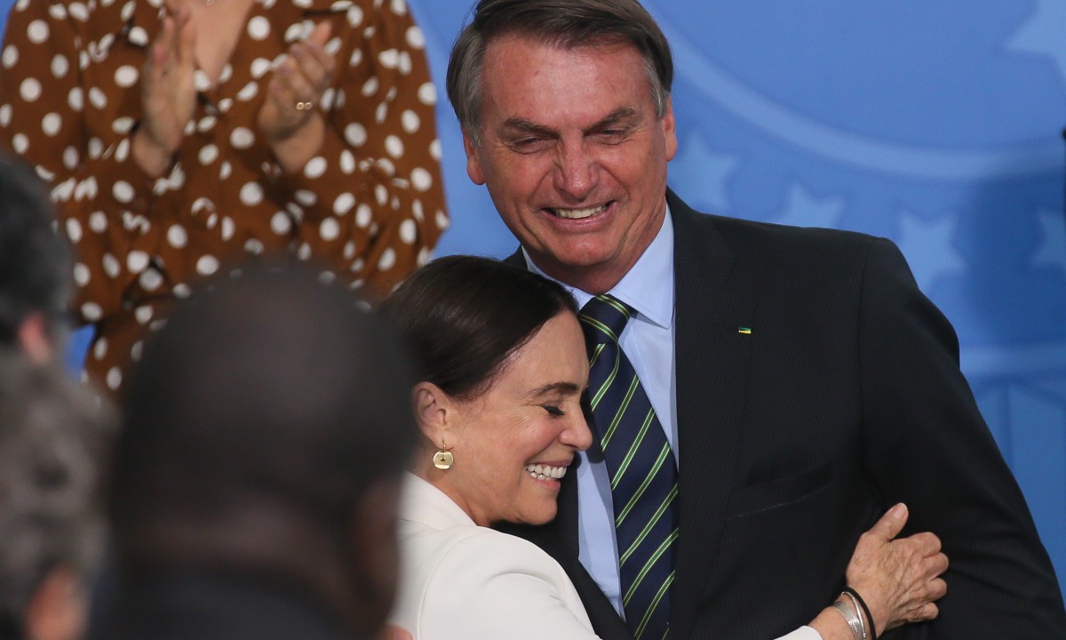 Regina Duarte volta a ser advertida por conteúdo falso sobre o governo Lula