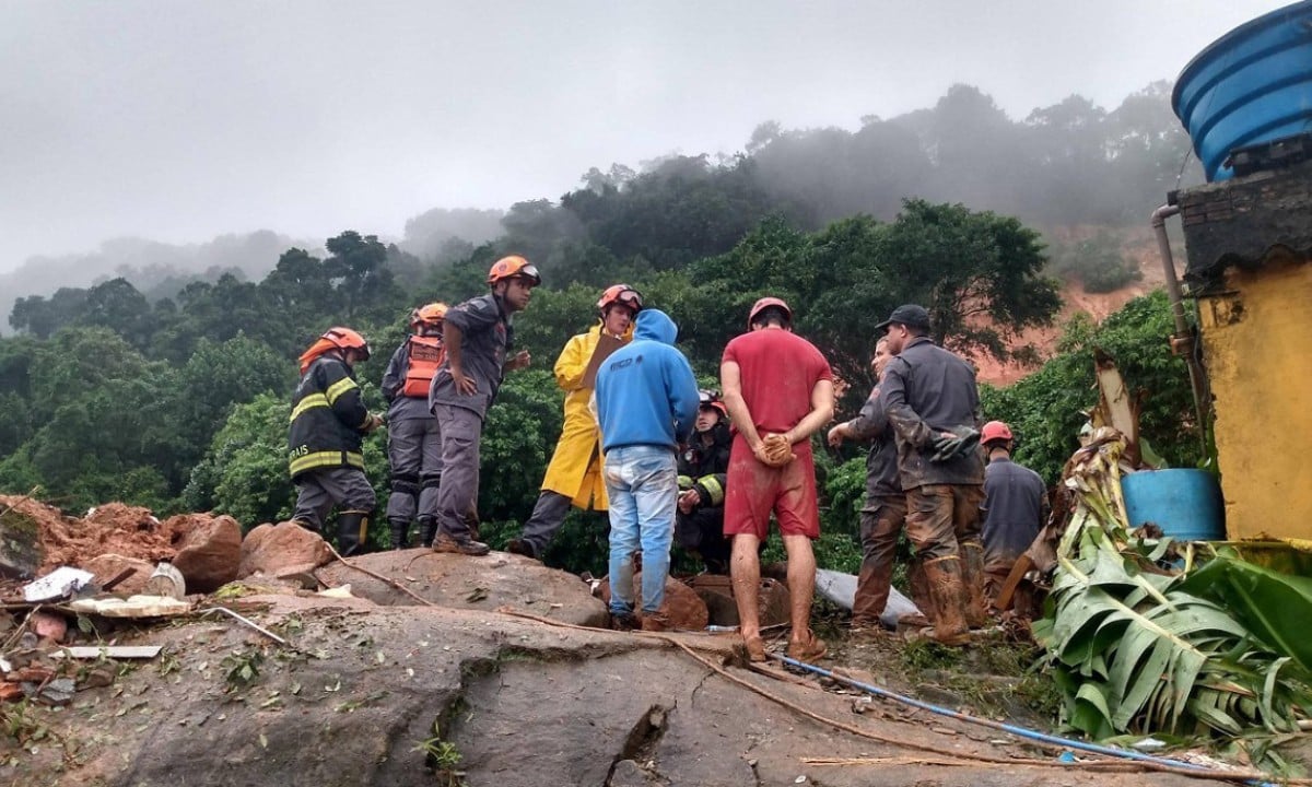 Sobe para 42 número de mortos na Baixada Santista após deslizamentos
