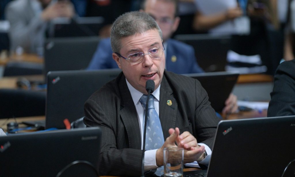 Senado envia carta de desculpas à China após constrangimento com Eduardo