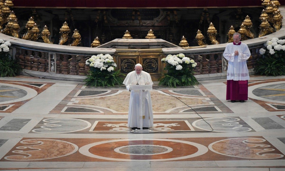 No dia da Ressurreição,
na Basílica absorta, Francisco
fala para o mundo. Foto: AFP