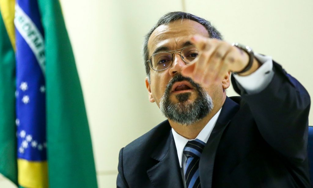 Weintraub diz que “vai ter Enem” um dia depois de Justiça determinar adiamento