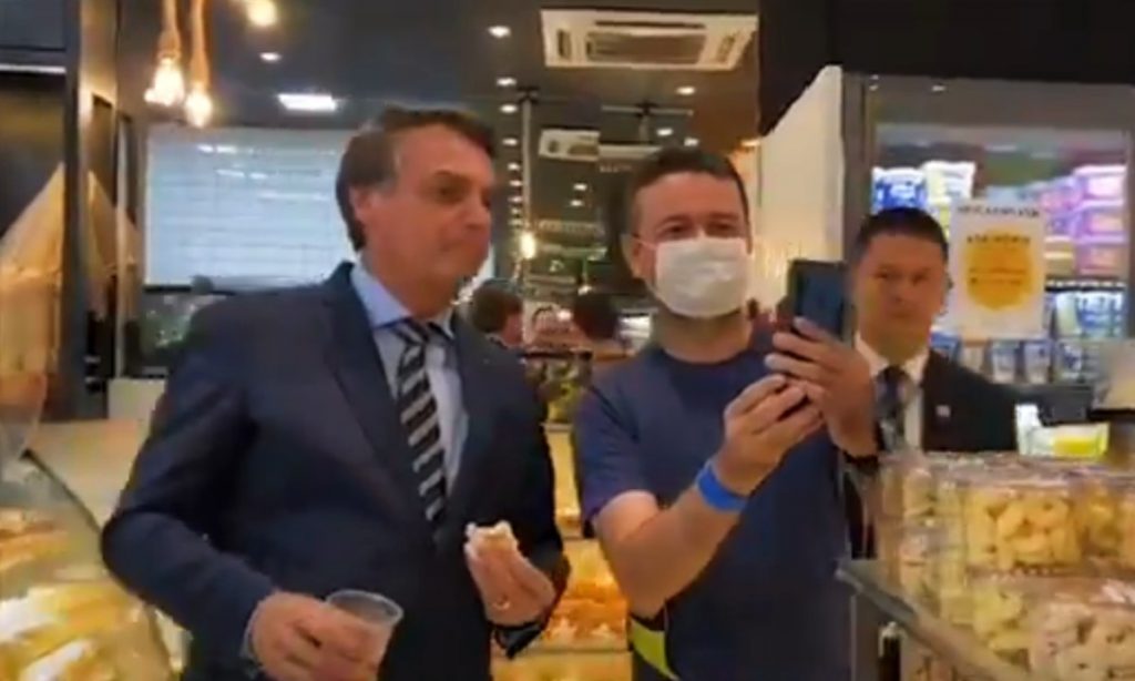 De novo, Bolsonaro descumpre isolamento e vai à padaria em Brasília