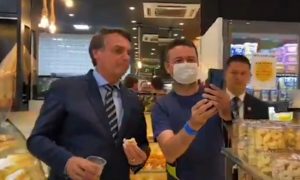 De novo, Bolsonaro descumpre isolamento e vai à padaria em Brasília