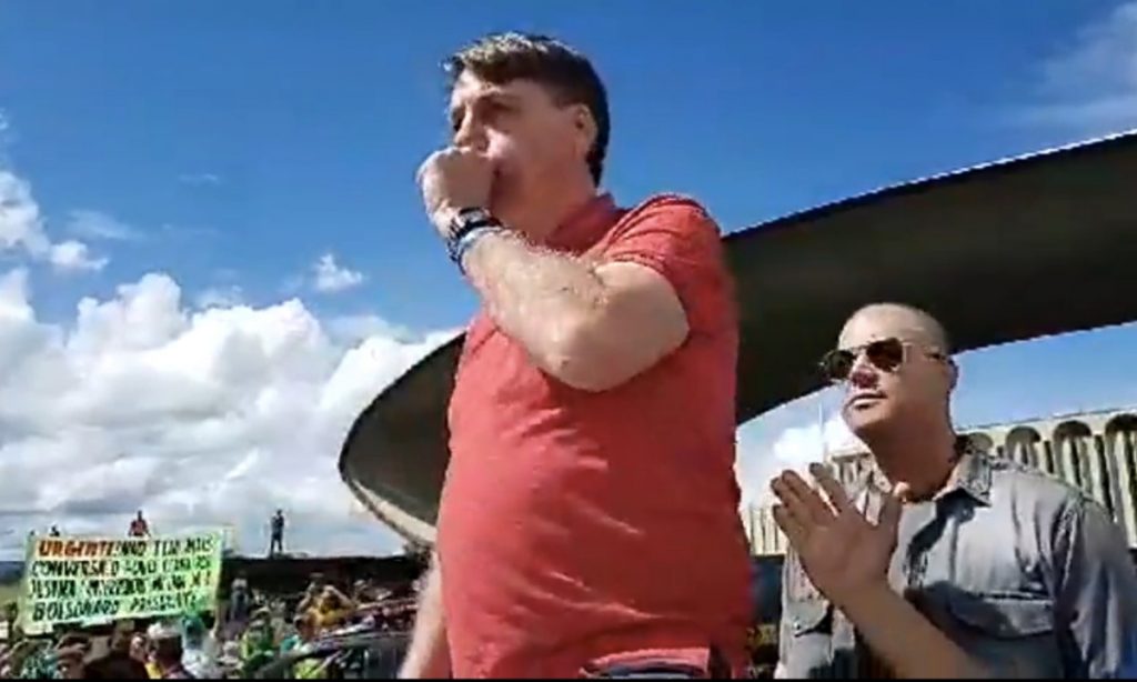 Bolsonaro participa de ato em Brasília e discursa: “não vamos negociar nada”