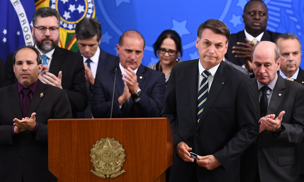 Bolsonaro e equipe de governo após pronunciamento em resposta as falas do ex-ministro da Justiça Sérgio Moro (Foto: Evarsito Sá/AFP). 