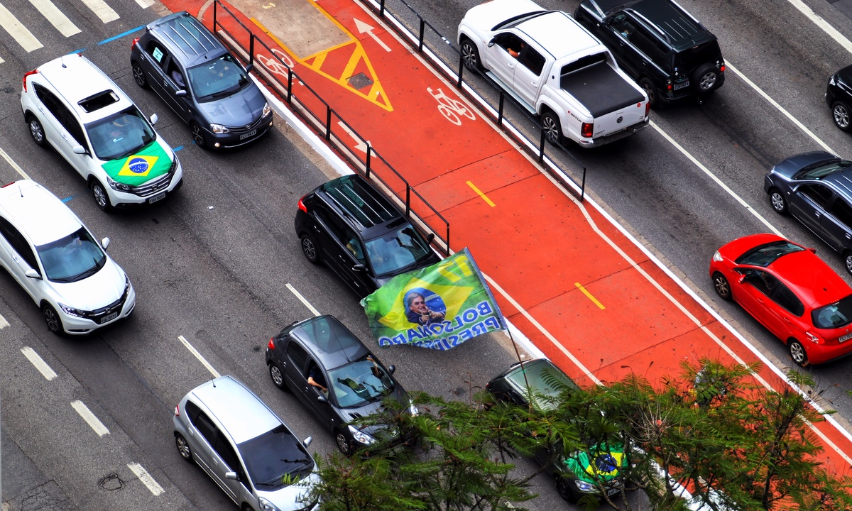 Bolsonaristas furam quarentena e fazem carreata contra Doria