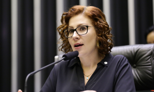 Carla Zambelli contraria decisão judicial e cria novos perfis nas redes