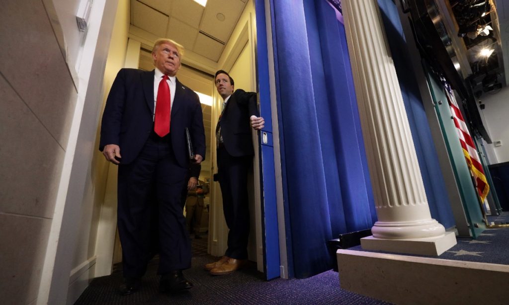 Trump prega rebelião contra confinamento por coronavírus; EUA tem mais de 37 mil mortes