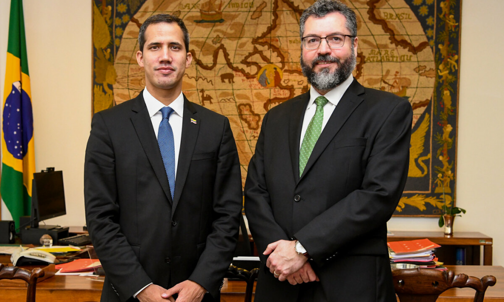 Brasil fecha embaixada na Venezuela e ex-funcionários denunciam 