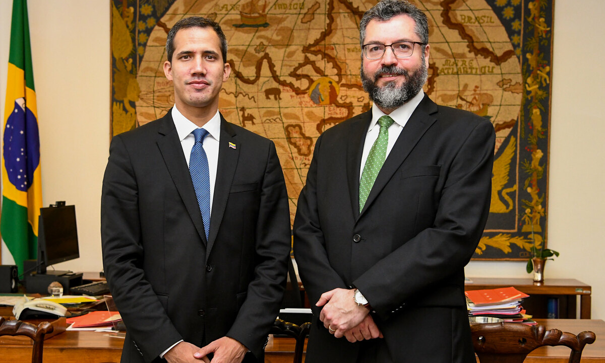 Brasil fecha embaixada na Venezuela e ex-funcionários denunciam “pressão” para acordo