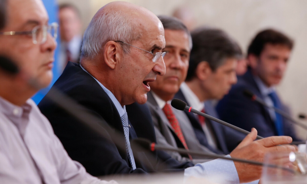 Ministro critica imprensa por cobertura negativa da covid-19: “É caixão e corpo”