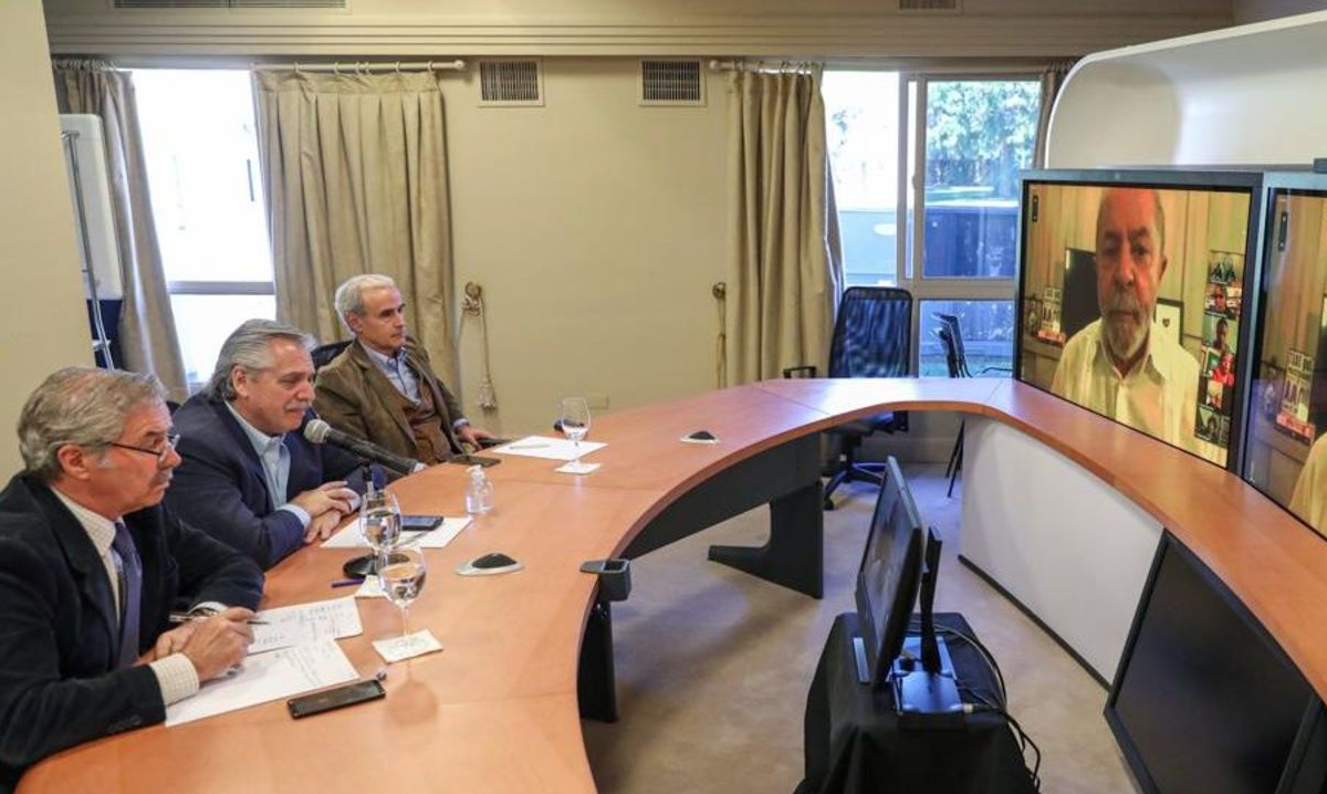 O ex-presidente Lula participou de reunião com o presidente argentino Alberto Fernández e demais líderes estrangeiros. Foto: Grupo de Puebla 