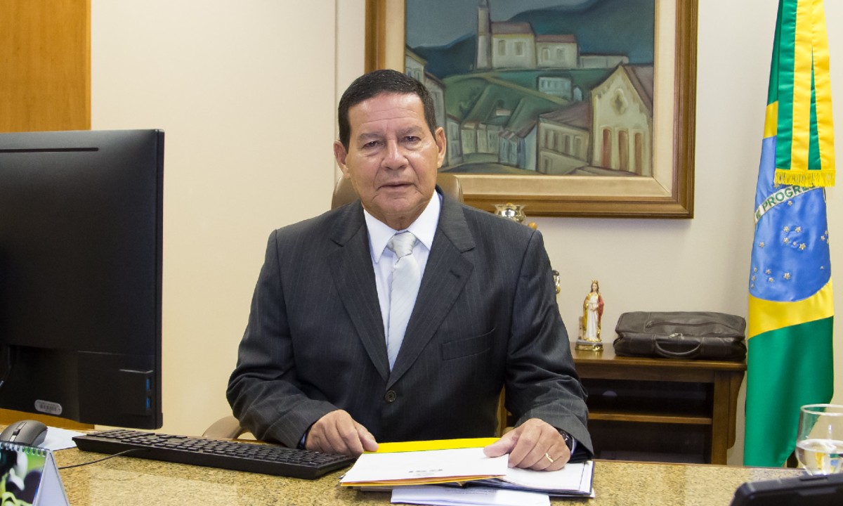 “Presidente não deve trocar o ministro da Saúde agora”, diz Mourão