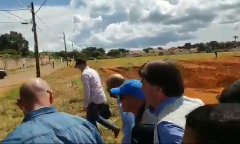 Em 3º dia seguido, Bolsonaro provoca aglomerações na rua